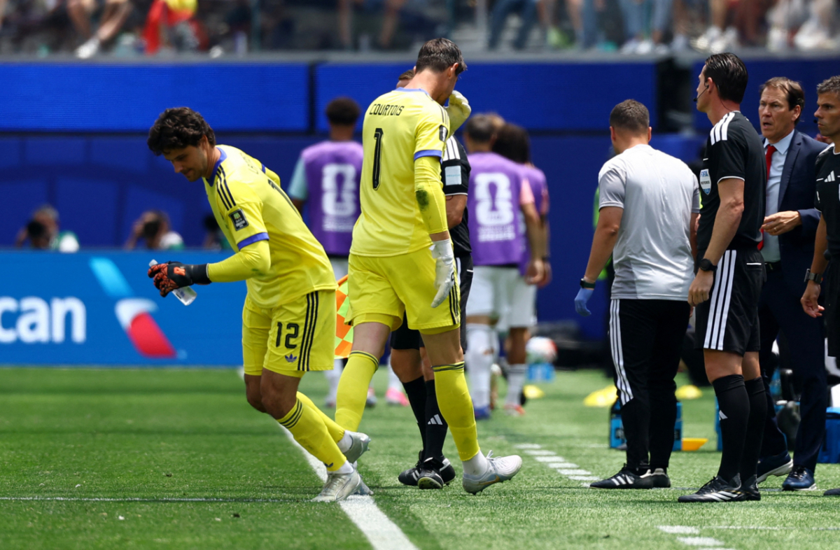 벨기에 축구 국가대표팀 골키퍼 티보 쿠르투아가 11일 미국 LA 스타디움에서 열린 2026 FIFA 북중미 월드컵 8강 스페인전에서 부상으로 교체되면서 눈물을 흘리고 있다. /로이터=뉴스1