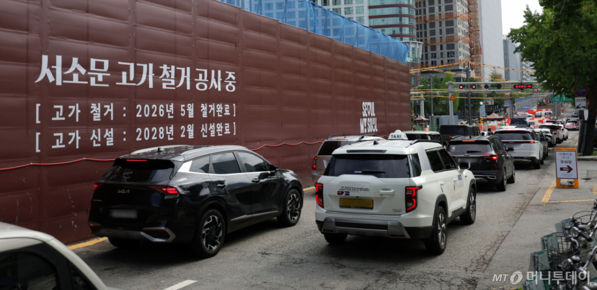 서소문고가 붕괴 현장의 철거 작업이 완료돼 차량 통행이 재개된 11일 오전 서울 중구 서소문고가 일대에서 차량들이 오가고 있다./사진=뉴시스