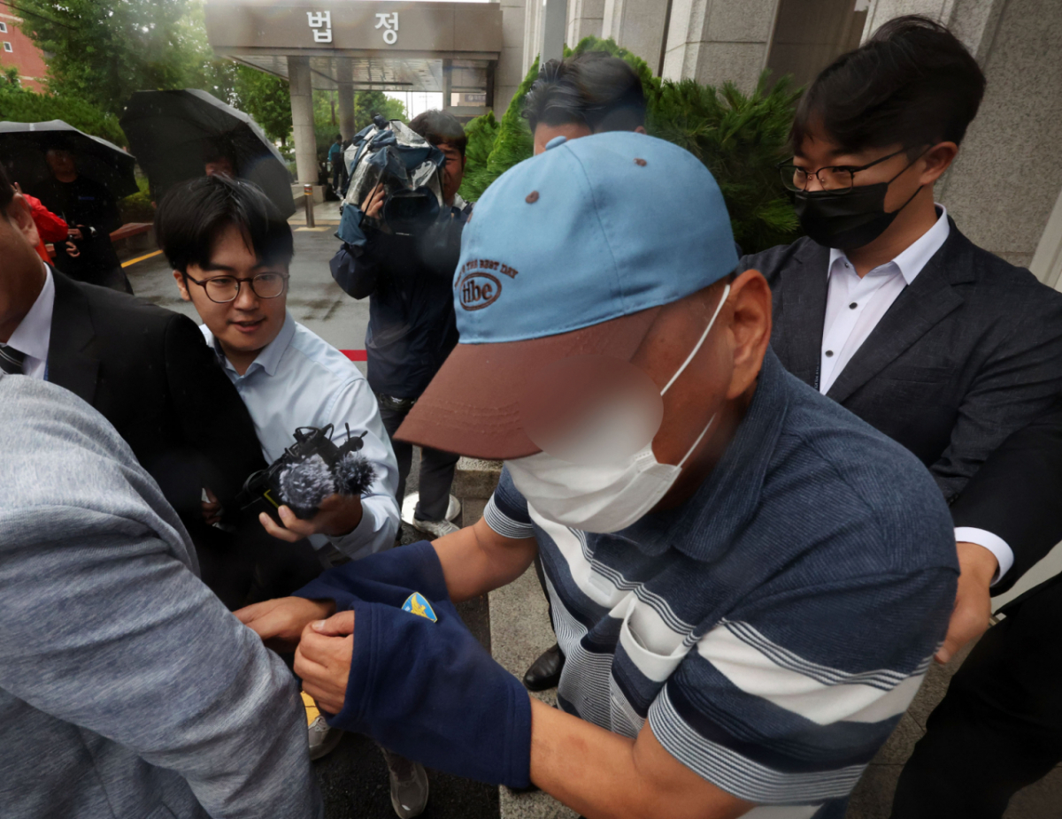 여고생 살해범 장윤기 사건 관련 공무상비밀누설과 증거인멸 혐의를 받는 광산경찰서 소속 A 강력팀장이 지난 8일 오전 구속 전 피의자 심문(영장실질심사)을 마치고 법정을 나서고 있다. /사진=뉴스1