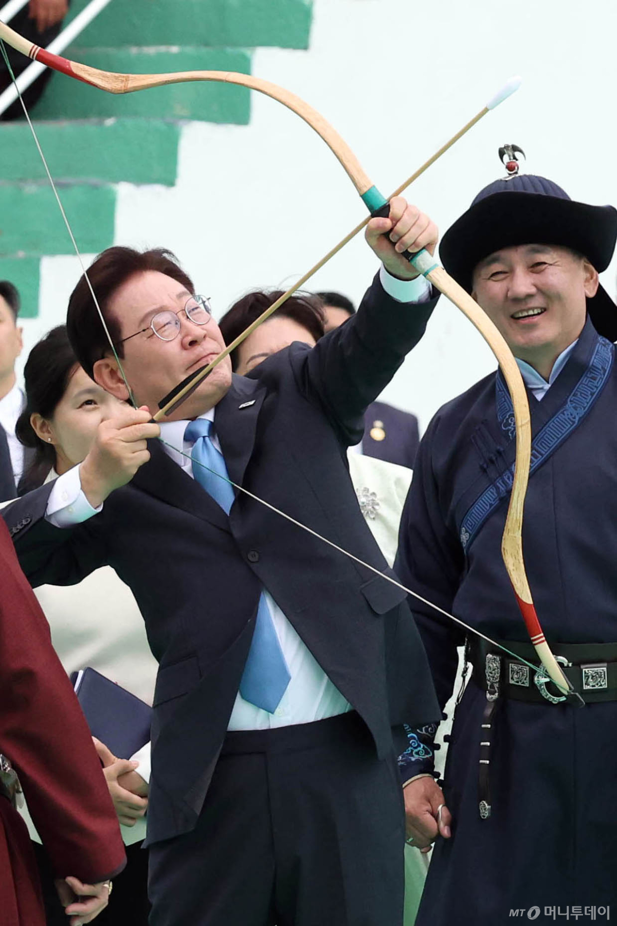 [울란바타르=뉴시스] 조성봉 기자 = 몽골을 국빈 방문한 이재명 대통령이 11일(현지 시간) 울란바타르 국립체육경기장 내 활쏘기 경기장에서 직접 활을 쏴보고 있다. 2026.07.11. suncho21@newsis.com /사진=조성봉