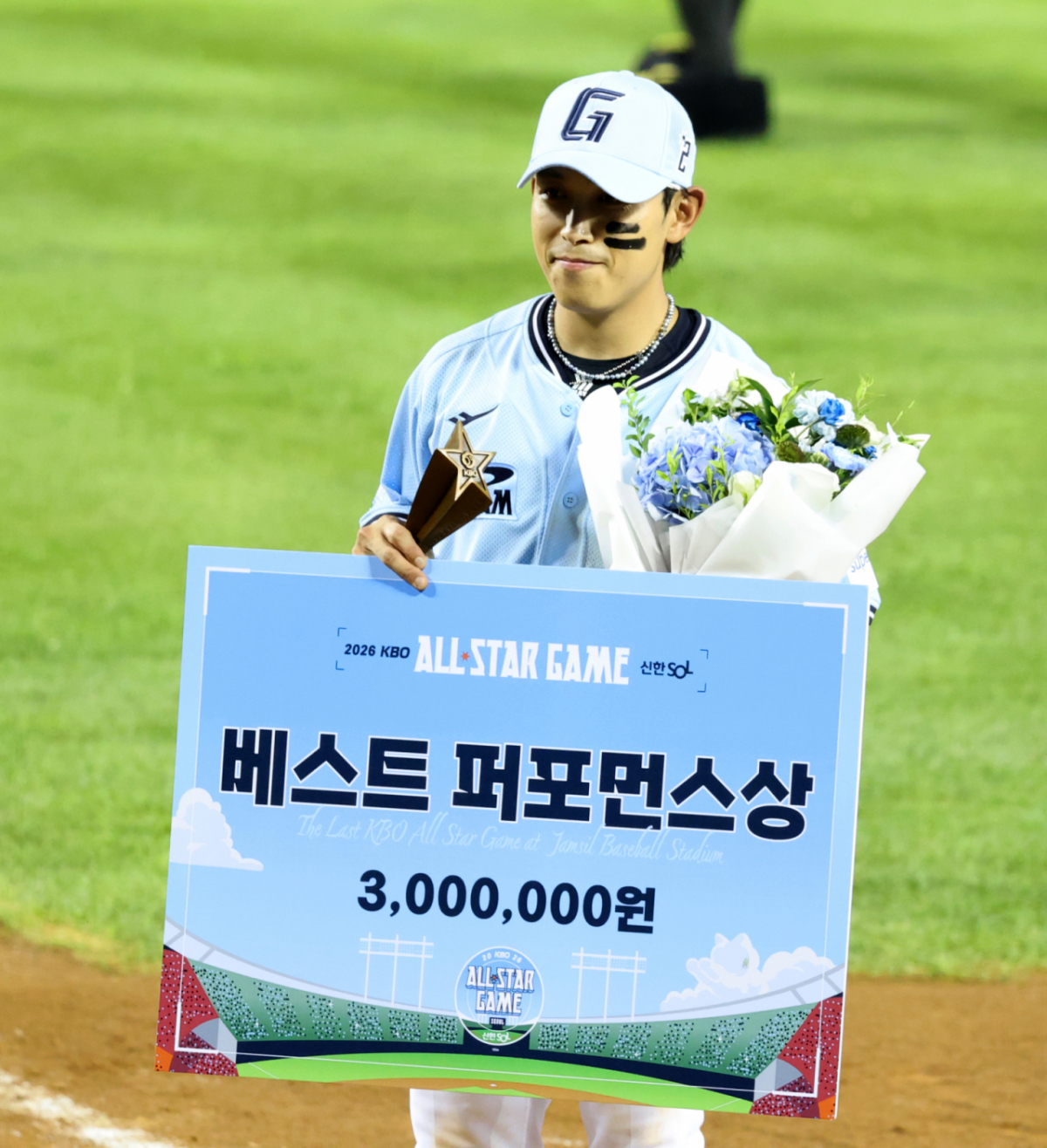 드림올스타 황성빈이  11일 잠실구장에서 열리는 '2026 SOL KBO리그 올스타전에서박찬호로부터 베스트 퍼포먼스상을 수상하고 있다. .. 2026.07.11.  드림올스타 황성빈이  11일 잠실구장에서 열리는 '2026 SOL KBO리그 올스타전에서박찬호로부터 베스트 퍼포먼스상을 수상하고 있다. .. 2026.07.11. /사진=강영조 cameratalks@