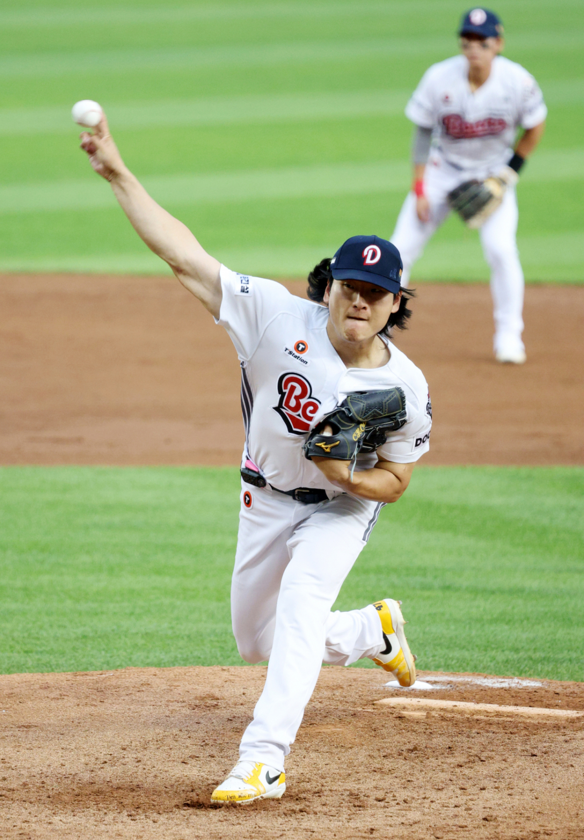 2026 신한 SOL KBO리그 두산 베어스 대 SSG 랜더스 경기가 8일 서울 잠실야구장에서 열렸다. 두산 곽빈이 역투하고 있다. /사진=김진경 kim.jinkyung@