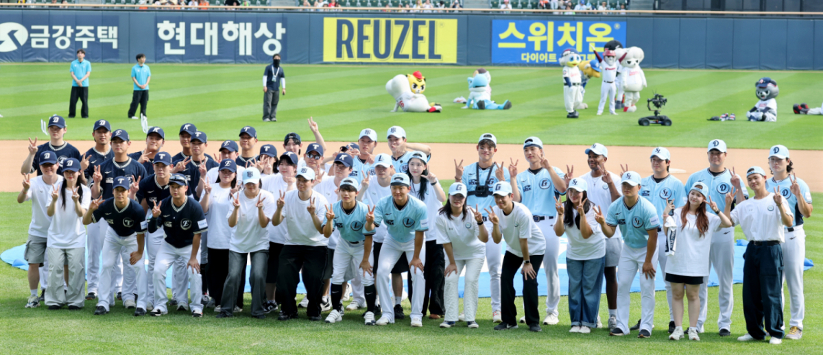 11일 잠실구장에서 열리는 '2026 SOL KBO리그 올스타전에서 사전 이벤트로 진행되는 썸머레이스에서 선수들과 함께 참가자들이 기념촬영을 하고 있다. 2026.07.11. /사진=강영조 cameratalks@