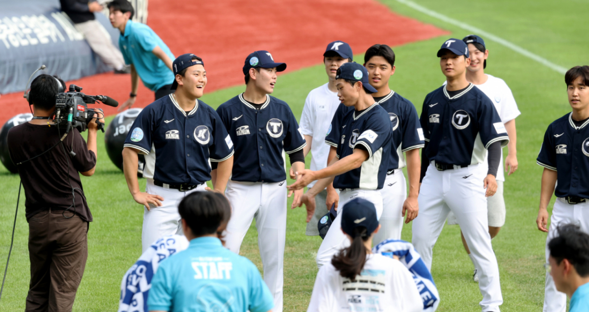 키움 김건희가 11일 잠실구장에서 열리는 '2026 SOL KBO리그 올스타전에서 사전 이벤트로 진행되는 썸머레이스에서 막판 스퍼트로 마지막주자에게 첫번째로 바통을 넘겼으나 아쉽게 LG에 결승진출권을 뺏기자 아쉬움을 터트리고 있다. 2026.07.11. /사진=강영조 cameratalks@