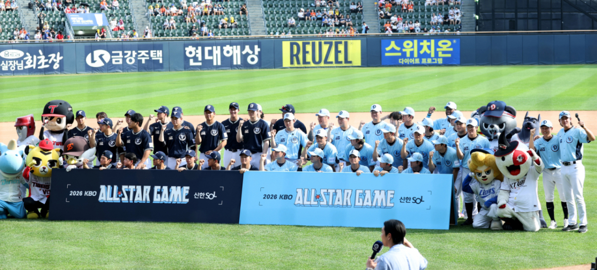 올스타로 뽑힌 선수들이 11일 잠실구장에서 열리는 '2026 SOL KBO리그 올스타전에서 손을 흔들며 잠실구장에서의 마지막 올스타전과 작별하고 있다. 2026.07.11. /사진=강영조 cameratalks@
