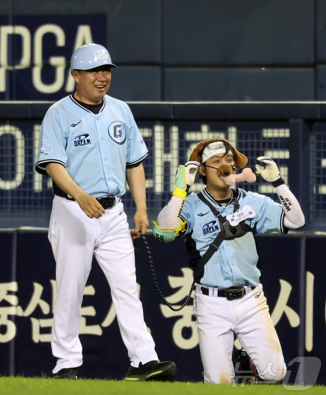11일 서울 송파구 잠실야구장에서 열린 '2026 신한 SOL KBO 올스타전'에서 드림팀 롯데 김태형 감독과 황성빈이 퍼포먼스를 펼치고 있다. 이번 올스타전은 프로야구 원년인 1982년 준공돼 한국 야구 역사와 함께해 온 잠실야구장에서 열리는 14번째이자 마지막 축제로, 리그를 대표하는 별들이 총출동해 고별 무대를 수놓는다. /사진=뉴스1