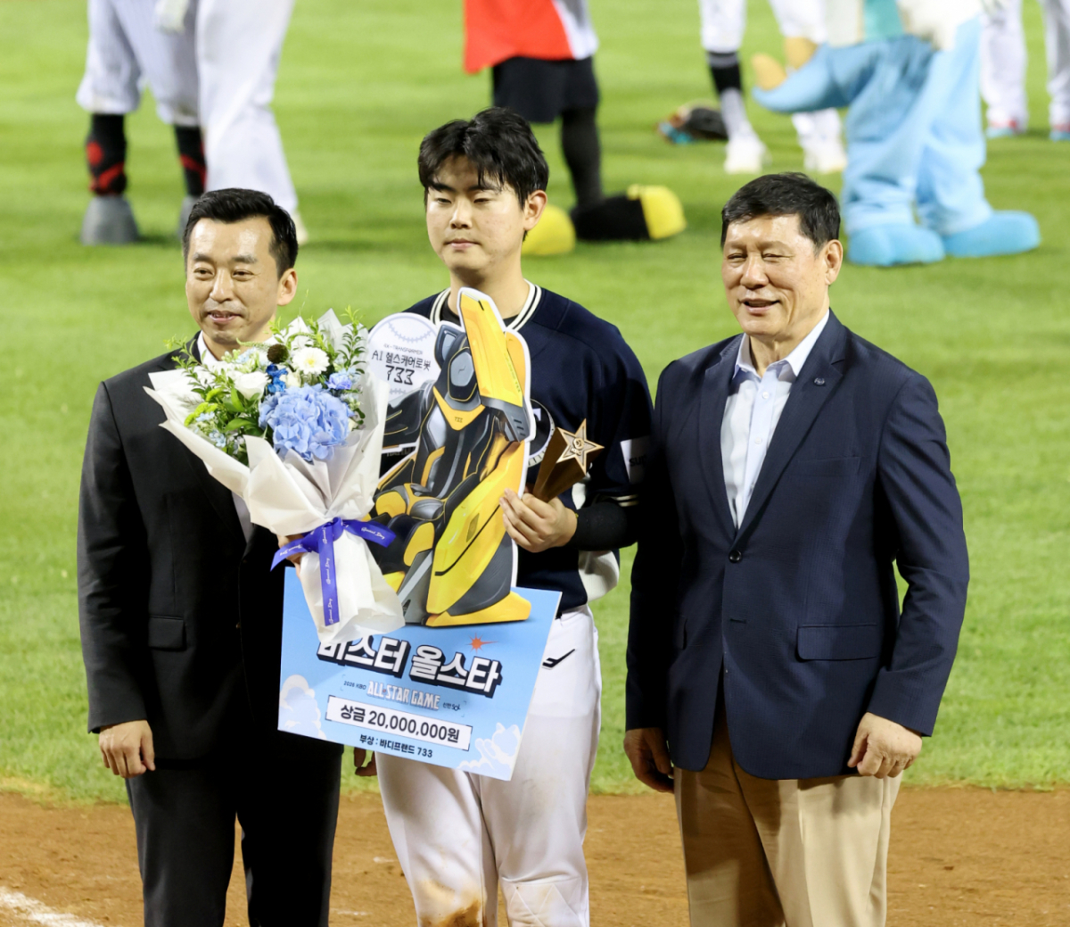 나눔올스타 허인서가 11일 잠실구장에서 열리는 '2026 SOL KBO리그 올스타전에서 4안타 1타점 활약을 펼치며 미스터올스타에 선정됐다.   허구연 KBO총재로부터 트로피와 상금을 수상하고 있다.. 2026.07.11. /사진=강영조 cameratalks@