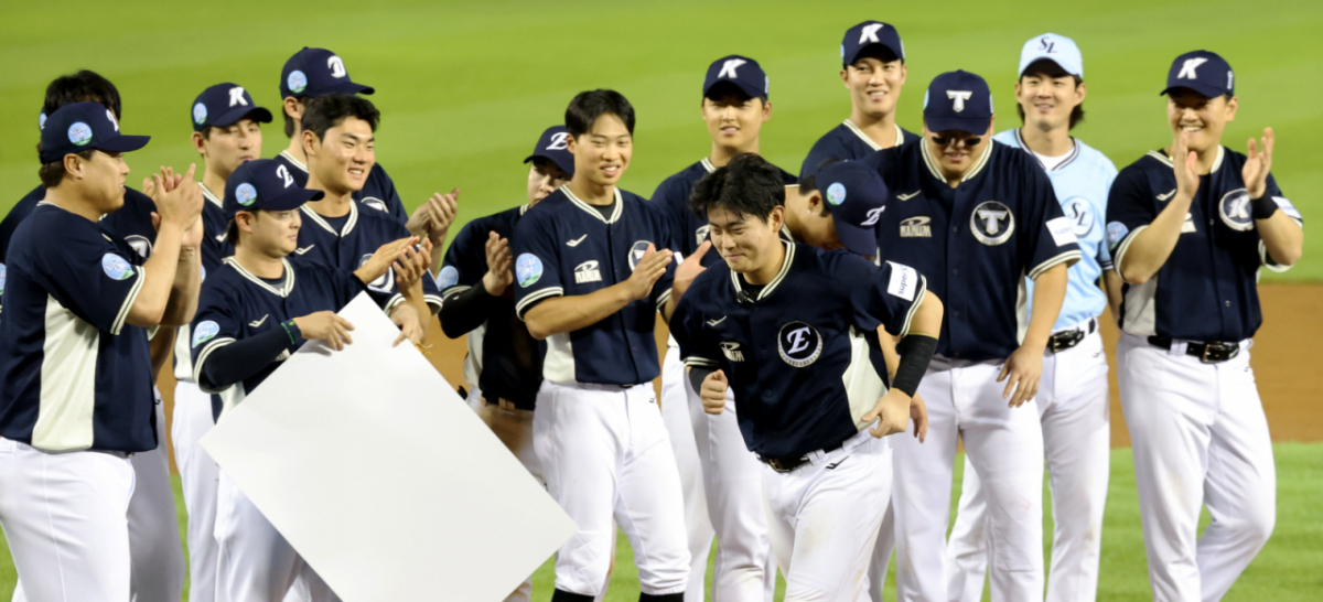나눔올스타 허인서가 11일 잠실구장에서 열리는 '2026 SOL KBO리그 올스타전에서 4안타 1타점 활약을 펼치며 미스터올스타에 선정됐다.   허구연 KBO총재로부터 트로피와 상금을 수상하고 있다.. 2026.07.11. /사진=강영조 cameratalks@