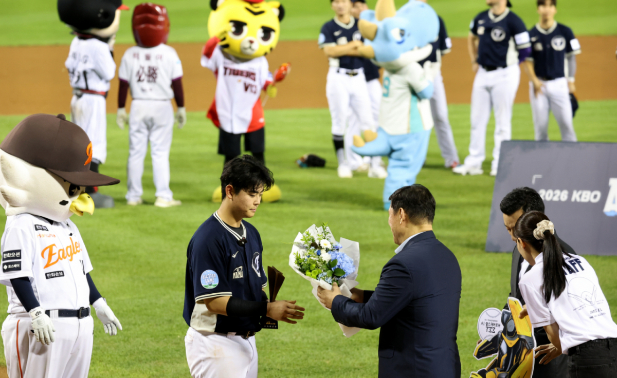 나눔올스타 허인서가 11일 잠실구장에서 열리는 '2026 SOL KBO리그 올스타전에서 4안타 1타점 활약을 펼치며 미스터올스타에 선정됐다.   허구연 KBO총재로부터 트로피와 상금을 수상하고 있다.. 2026.07.11. /사진=강영조 cameratalks@