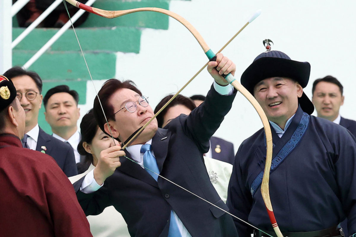 몽골을 국빈 방문한 이재명 대통령이 11일(현지 시간) 울란바타르 국립체육경기장 내 활쏘기 경기장에서 직접 활을 쏴보고 있다./사진=뉴시스.