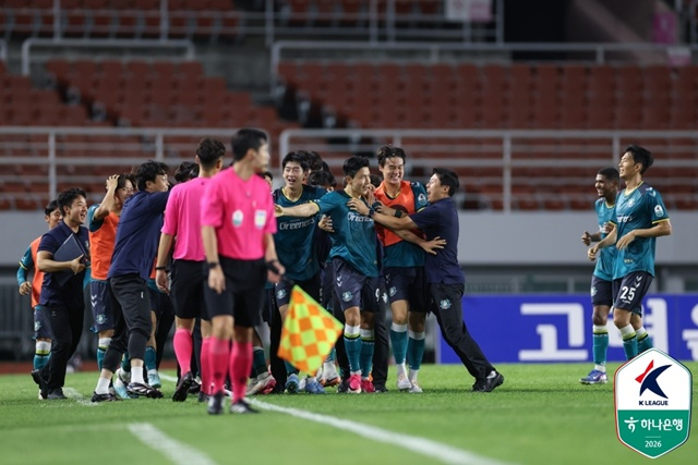 김인성이 역전골을 넣자 기뻐하는 안산그리너스. /사진=한국프로축구연맹 제공