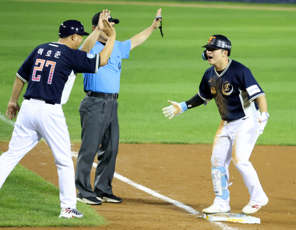 나눔올스타 문현빈이 11일 잠실구장에서 열리는 '2026 SOL KBO리그 올스타전 8회말 1타점 3루타를 터트린 후 환호하고 있다.. 2026.07.11. /사진=강영조 cameratalks@