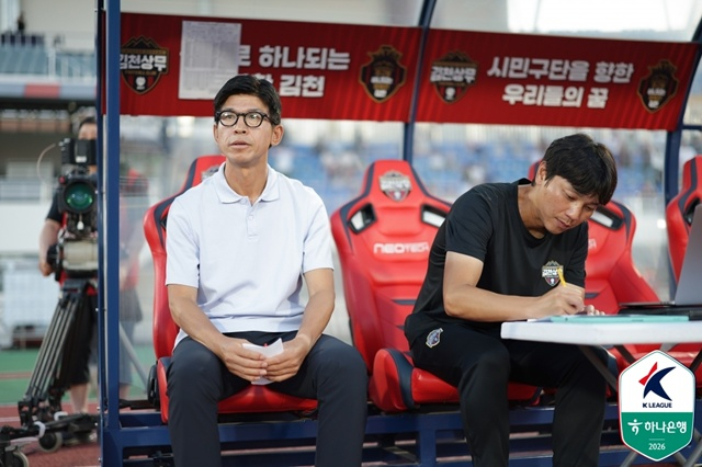 주승진 김천상무 감독(왼쪽). /사진=한국프로축구연맹 제공