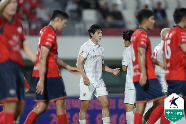 부천FC 백동규(가운데)가 김천상무전에서 헤더골을 넣은 뒤 기뻐하고 있다. /사진=한국프로축구연맹 제공