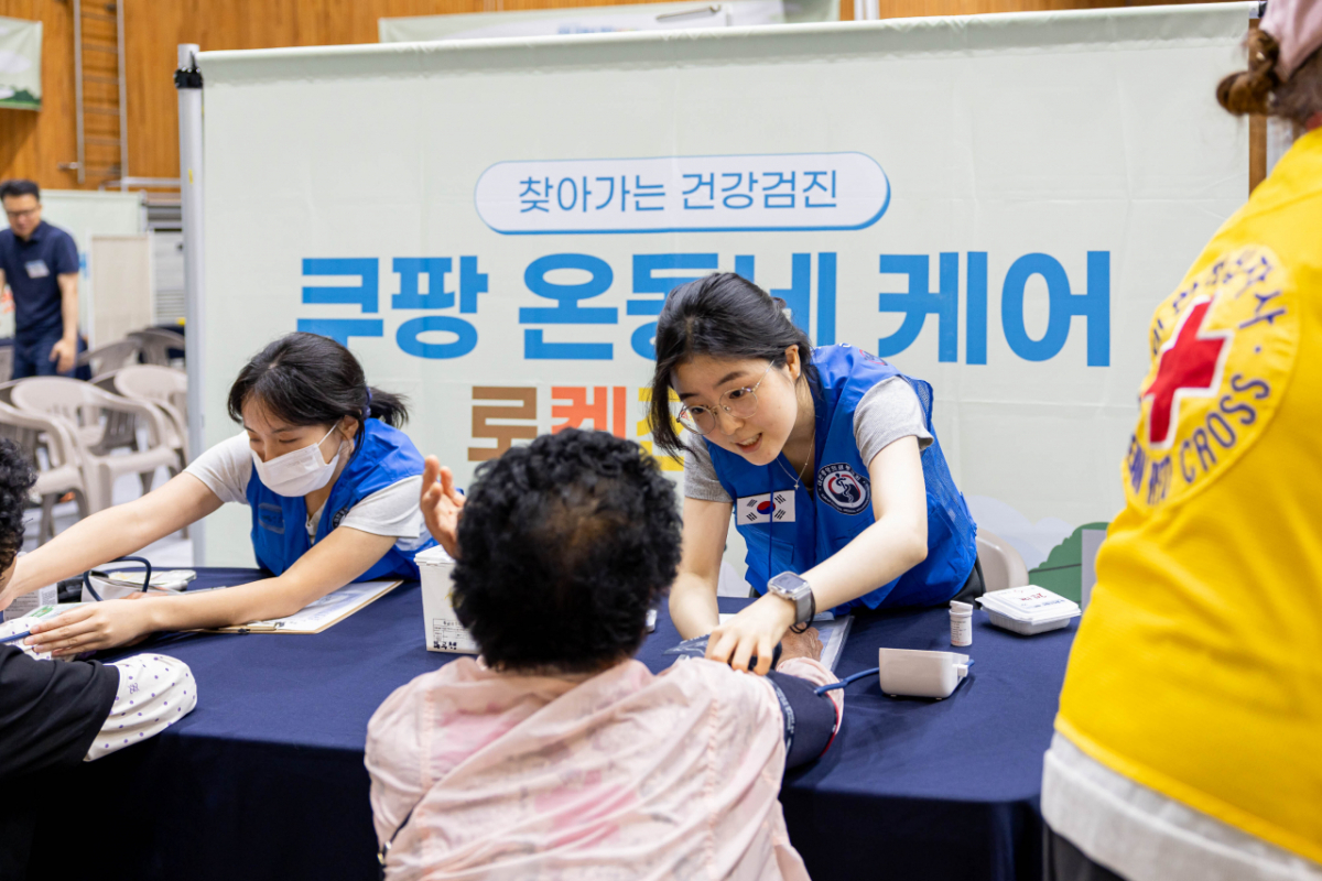 의료진이 해남군 주민을 대상으로 혈당, 혈압 등 기본 건강 상태를 확인하고 있다./사진제공=쿠팡