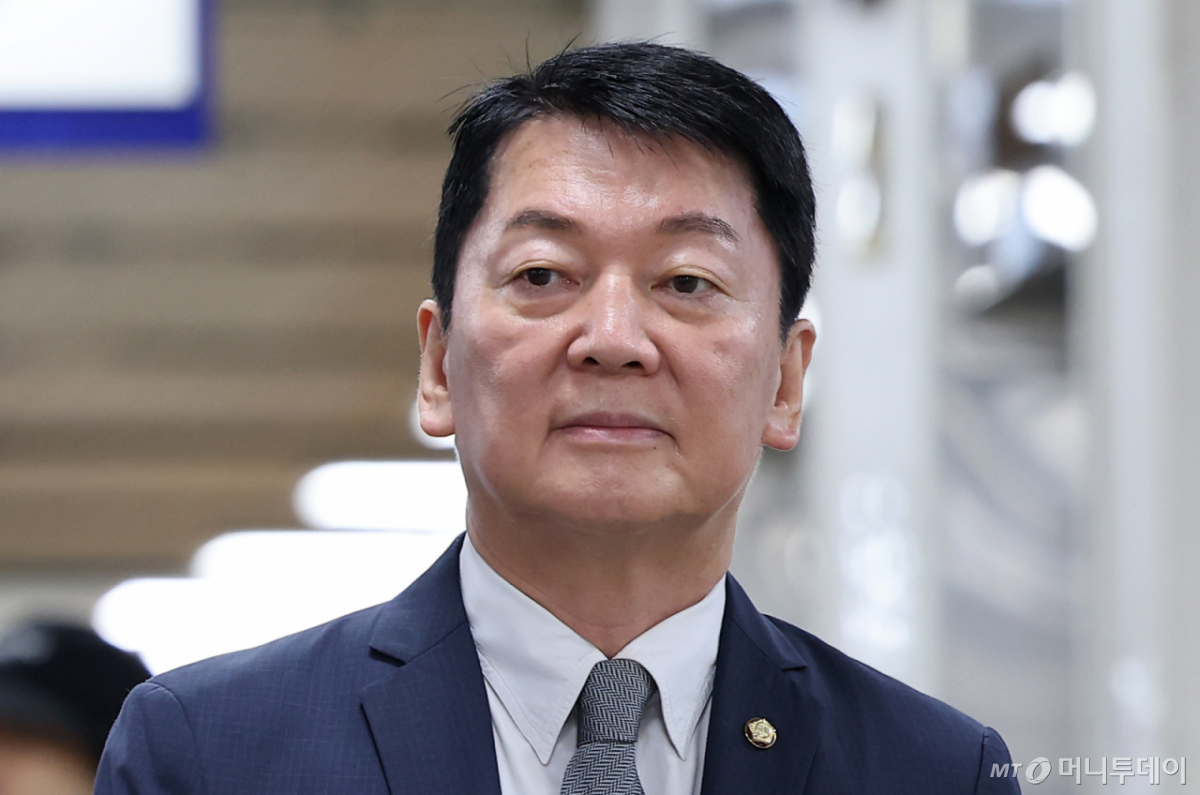 (서울=뉴스1) 김성진 기자 = 안철수 국민의힘 의원이 8일 서울 서초구 서울중앙지방법원에서 열린 12·3 비상계엄 당시 국회의 계엄 해제 표결을 방해한 혐의를 받는 추경호 대구시장의 내란중요임무종사 6차 공판에 증인으로 출석하고 있다. 2026.7.8/뉴스1  Copyright © 뉴스1. All rights reserved. 무단 전재 및 재배포,  AI학습 이용 금지. /사진=(서울=뉴스1) 김성진 기자