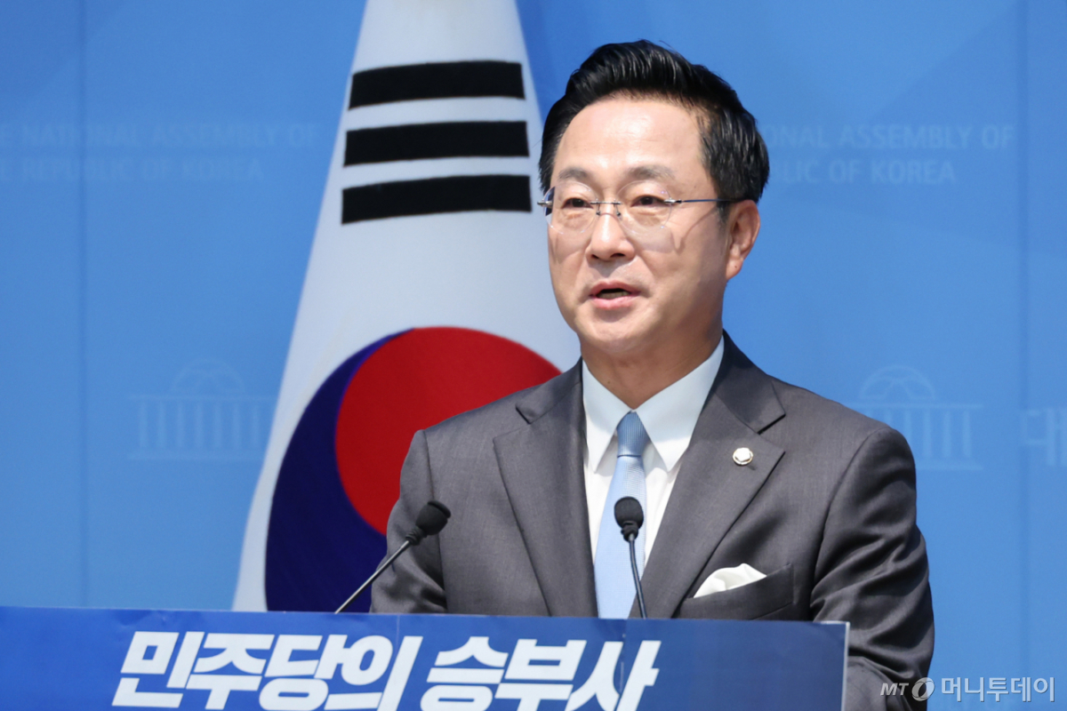 박성준 더불어민주당 의원이 12일 서울 여의도 국회 소통관에서 최고위원 출마 기자회견을 하고 있다./사진=뉴스1