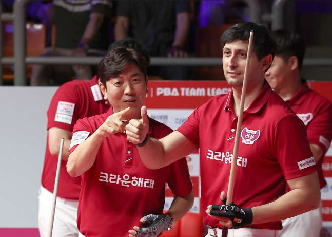 크라운해태 김재근(왼쪽)과 다비드 마르티네스. /사진=PBA 투어 제공
