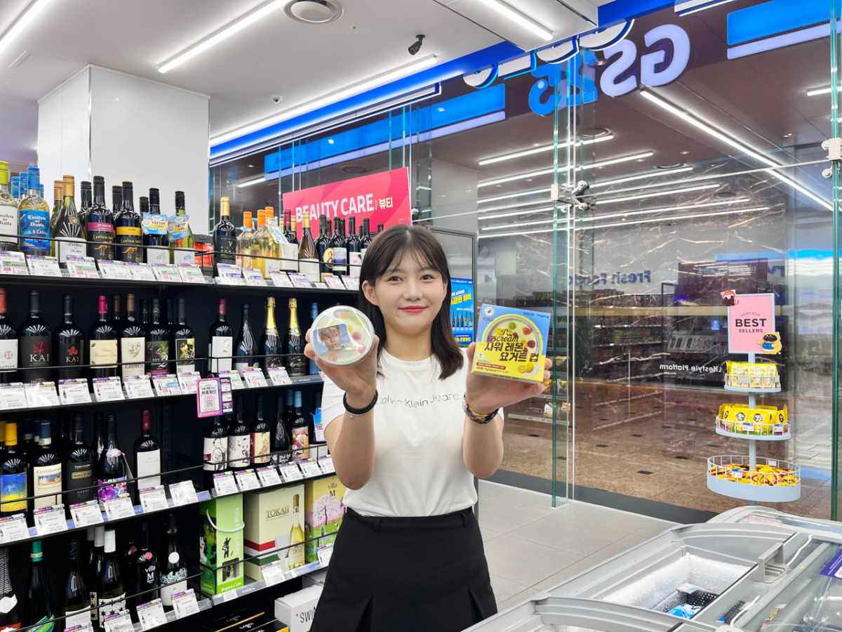 GS25는 TXT 연준과 요거트 아이스크림 브랜드 ‘요아정’, 디저트 제조사 ‘로로멜로’와 협업한 ‘사워레몬요거트’ 아이스크림 2종(컵, 바)을 선보인다./사진제공=GS25