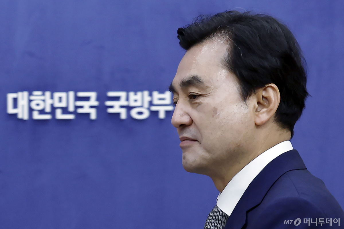 (서울=뉴스1) 박정호 기자 = 안규백 국방부 장관이 26일 오전 서울시 용산구 국방부 브리핑룸으로 드론작전사령부 개편 및 '국방 드론·대드론 발전 정책' 발표를 위해 입장하고 있다. 국방부는 최근 전장 변화에 대응하기 위해 드론 및 대드론 전력을 보강하겠다며 구체적으로 근거리정찰드론, 소형자폭드론 등 저가·소모성 드론을 2만 대 이상 확보하고 전략적 타격 및 적 방공망 무력화를 위한 한국형 장거리 자폭 무인기(K-LUCAS) 전력화를 추진할 예정이라고 밝혔다. 2026.6.26/뉴스1 Copyright © 뉴스1. All rights reserved. 무단 전재 및 재배포, AI학습 이용 금지. /사진=(서울=뉴스1) 박정호 기자