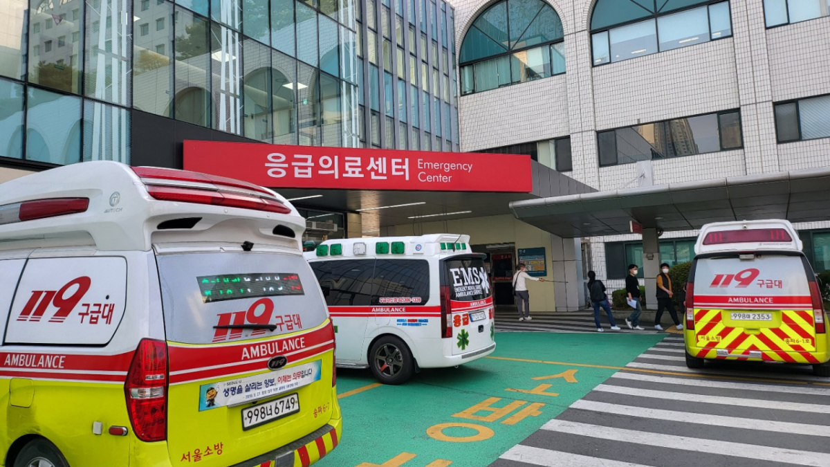 서울의 한 상급종합병원 앞에 119구급대와 민간 구급차가 줄지어 서 있다./사진=박정렬 기자