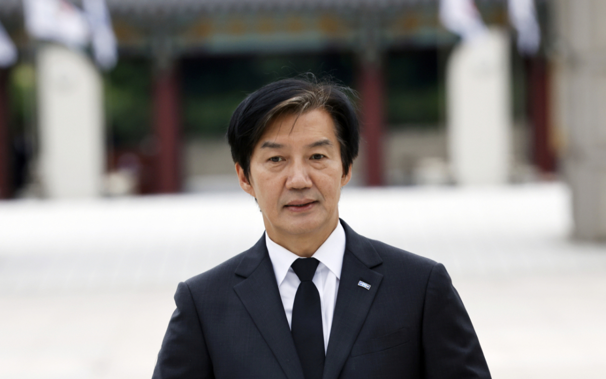 조국 전 조국혁신당 대표가 걸그룹 리센느 멤버 원이의 '무섭노' 발언을 둘러싼 '일베 용어' 논란과 관련해 "리센느가 일베라고 말한 적은 전혀 없다"고 해명했다. 사진은 조 전 대표가 지난 6월17일 오후 광주 국립5.18민주묘역을 찾아 참배하는 모습. /사진=뉴스1