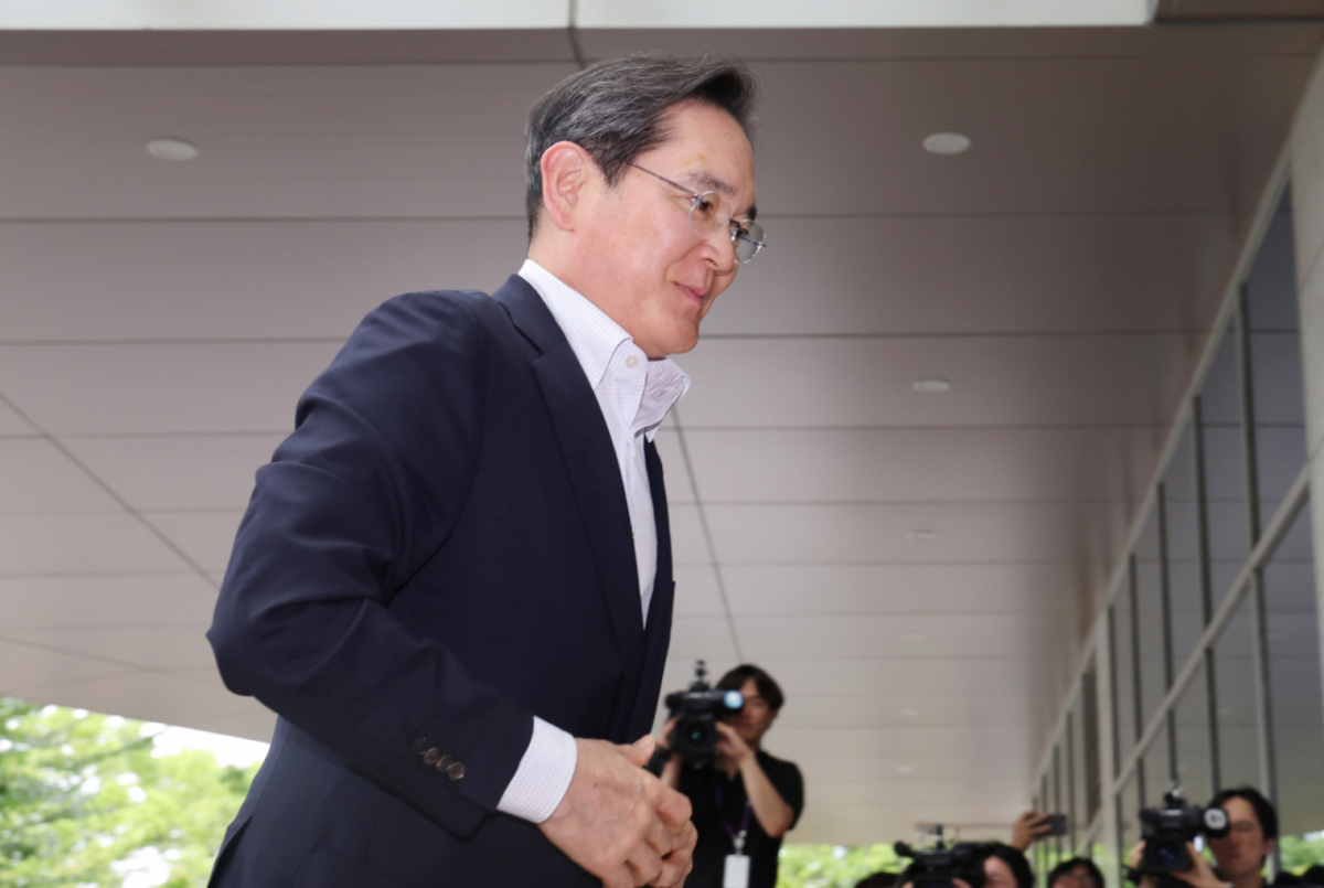 [서울=뉴시스] 박주성 기자 = 이재용 삼성전자 회장이 7일 서울 강서구 김포국제공항 비즈니스센터로 출국하고 있다.   이 회장은 '억만장자들의 여름캠프'로 불리는 미국 '선밸리 콘퍼런스'에 2년 연속 참석할 예정이다. 2026.07.07 park7691@newsis.com /사진=김진아
