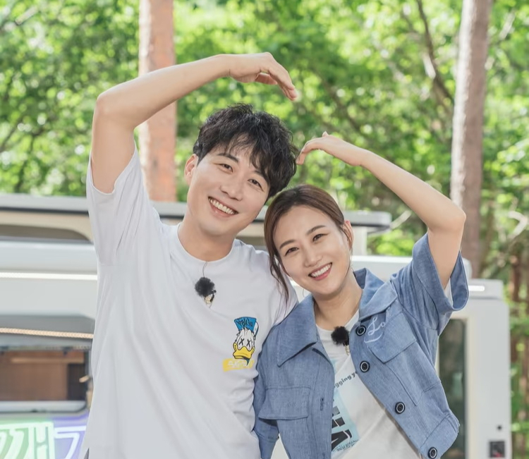 방송인 도경완이 아내인 가수 장윤정 모친 관련 논란 이후 가족을 둘러싼 심경을 전했다. 사진은 도경완·장윤정 부부. /사진=LG헬로비전