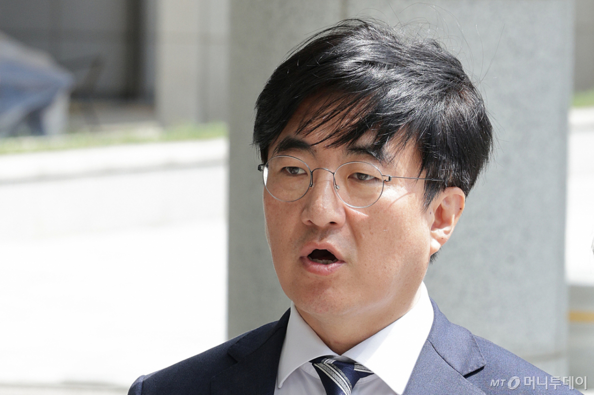 (서울=뉴스1) 신웅수 기자 = 김성회 더불어민주당 의원이 20일 오후 서울 서초구 서울고등검찰청에 마련된 내란 특검팀(특별검사 조은석) 사무실에 참고인 신분으로 출석하며 취재진의 질의에 답변하고 있다. 2025.8.20/뉴스1 Copyright © 뉴스1. All rights reserved. 무단 전재 및 재배포, AI학습 이용 금지. /사진=(서울=뉴스1) 신웅수 기자