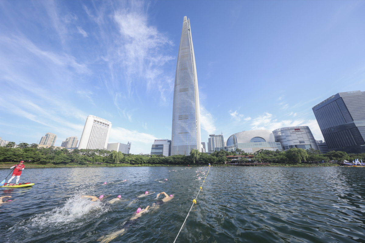 12일 잠실 석촌호수와 롯데월드타워에서 열린 '2026 롯데 아쿠아슬론(2026 LOTTE AQUATHLON)' 대회에서 참가자들이 수영을 하고 있다. /사진제공=롯데물산