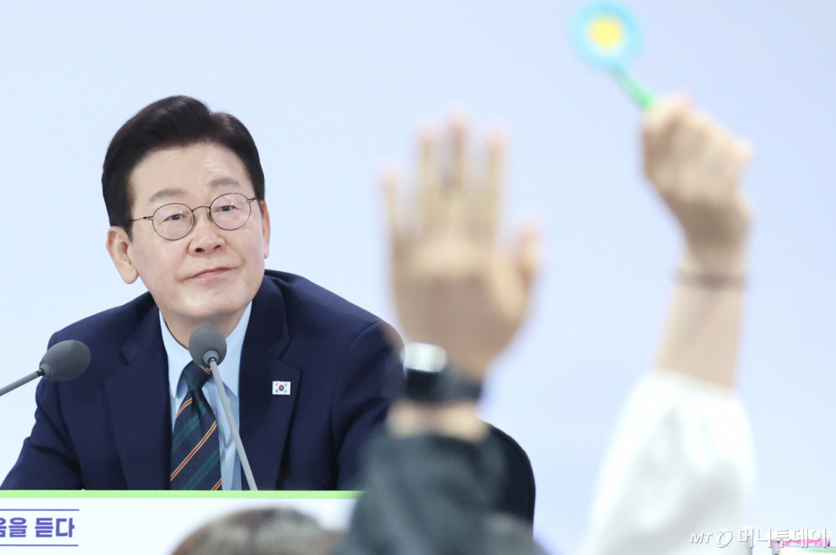 (전주=뉴스1) 이재명 기자 = 이재명 대통령이 27일 전북 전주시 전북대학교에서 열린 '전북의 마음을 듣다' 타운홀미팅 간담회에서 발언권을 요청하는 참석자들을 바라보고 있다. 2026.2.27/뉴스1  Copyright © 뉴스1. All rights reserved. 무단 전재 및 재배포,  AI학습 이용 금지. /사진=(전주=뉴스1) 이재명 기자