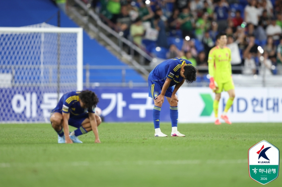 울산 HD 선수들이 12일 전북 현대전 패배 후 아쉬워하고 있다. /사진=한국프로축구연맹 제공