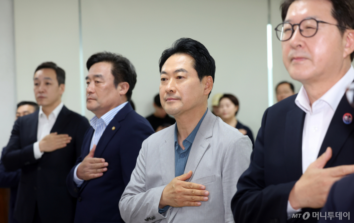 [부산=뉴시스] 하경민 기자 = 장동혁 국민의힘 대표가 12일 부산 수영구 국민의힘 부산시당에서 열린 '6·3 참정권 박탈 사태 부산·경남권 청년·대학생 현장 간담회'에 참석, 국기에 대한 경례를 하고 있다. 2026.07.12. yulnetphoto@newsis.com /사진=하경민
