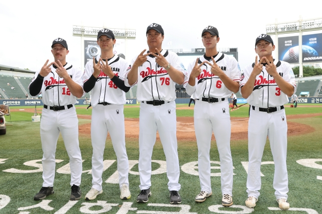 퓨처스 올스타전에 참가한 울산 웨일즈 알렉스 홀(왼쪽부터), 나가 타이세이, 장원진 감독, 노강민, 김서원이 기념 촬영을 하고 있다. /사진=울산 웨일즈 제공