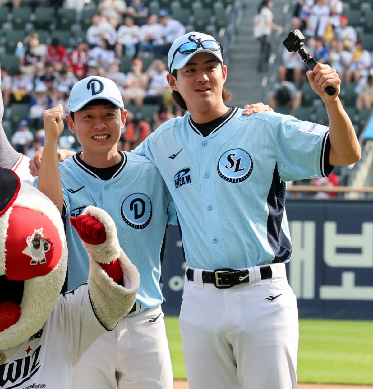 지난 11일 오후 서울 잠실야구장에서 열린 2026 신한 SOL KBO 리그 올스타전에서 드림 올스타 정수빈(왼쪽), 구자욱 선수가 기념촬영을 하고 있다. /사진=뉴시스