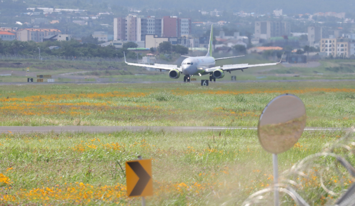 대규모 결항이 빚어진 12일 오후 제주국제공항 활주로에 강한 바람을 뚫은 여객기가 무사히 착륙해 계류장으로 향하고 있다. 기상청에 따르면 제주 지역은 이날 밤까지 초속 20~25m의 강풍이 불 것으로 예측됐다.사진=뉴시스