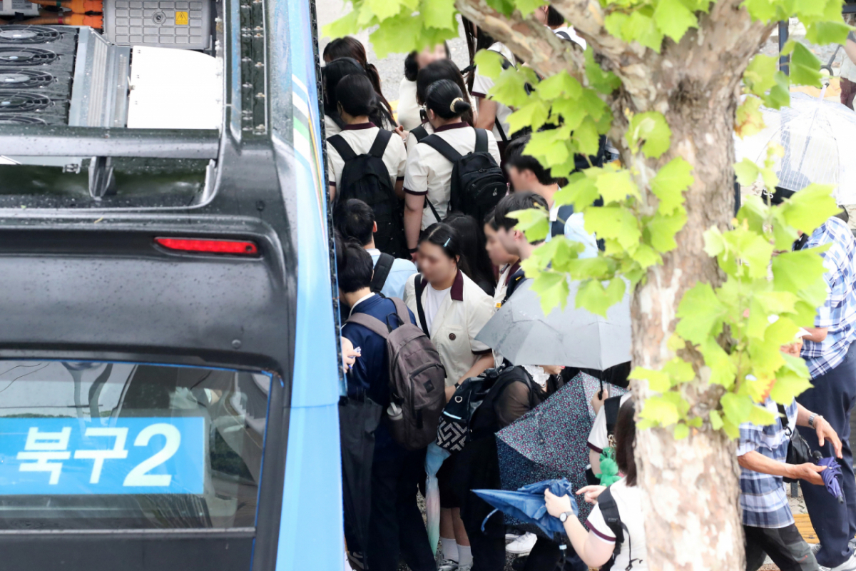 평년보다 늦은 장마가 시작된 1일 오후 대구 북구의 한 버스정류장에서 시내버스를 기다리던 학생들이 버스가 도착하자 한꺼번에 몰리고 있다. /사진=뉴스1