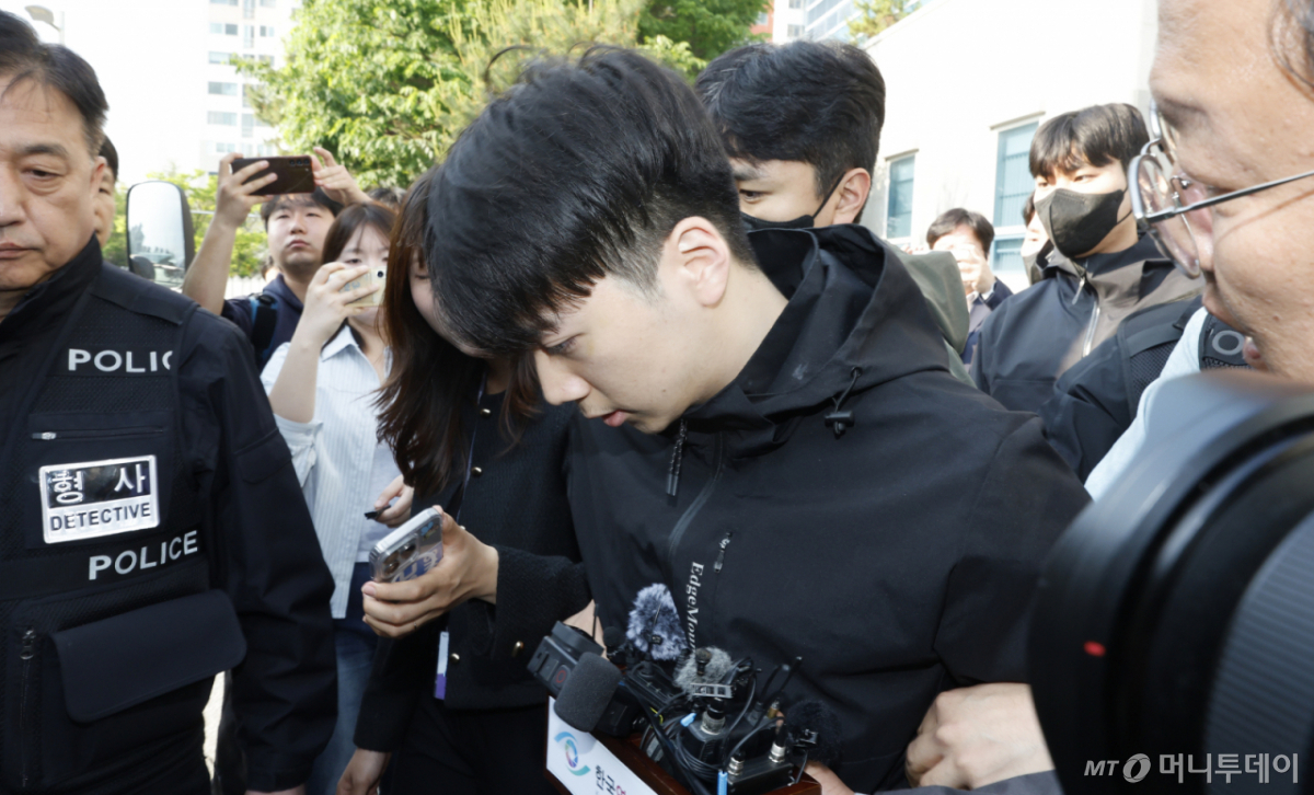 어린이날 광주 도심에서 일면식 없는 여고생을 살해해 살인·살인미수 등의 혐의를 받는 장윤기(23)가 14일 오전 광주 서부경찰서에서 검찰에 송치되고 있다. /광주=뉴스1