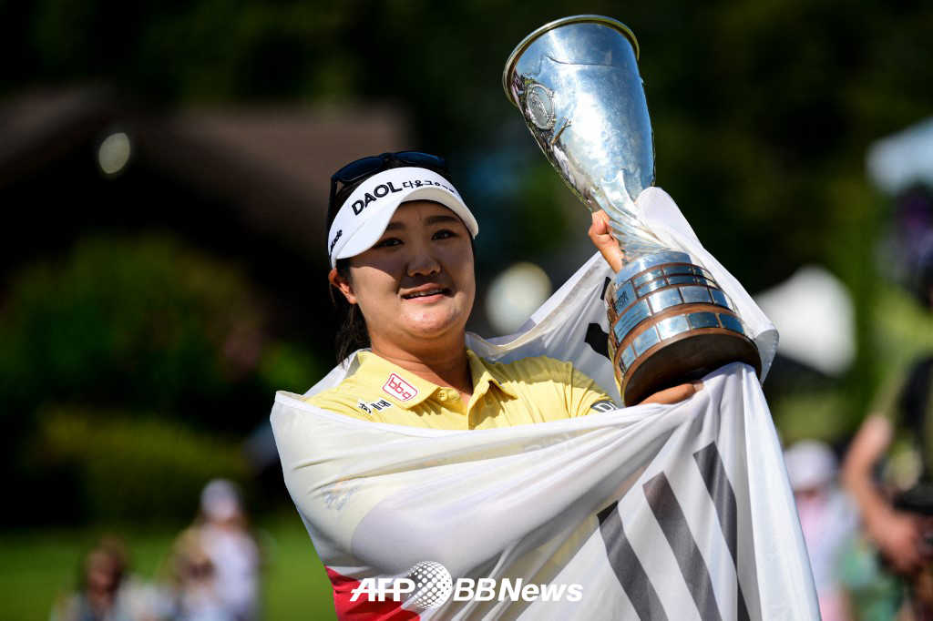 12일(한국시간) 프랑스 에비앙레뱅의 에비앙 리조트 골프클럽(파71)에서 열린 미국여자프로골프(LPGA) 투어 아문디 에비앙 챔피언십 우승을 차지한 유해란. /AFPBBNews=뉴스1