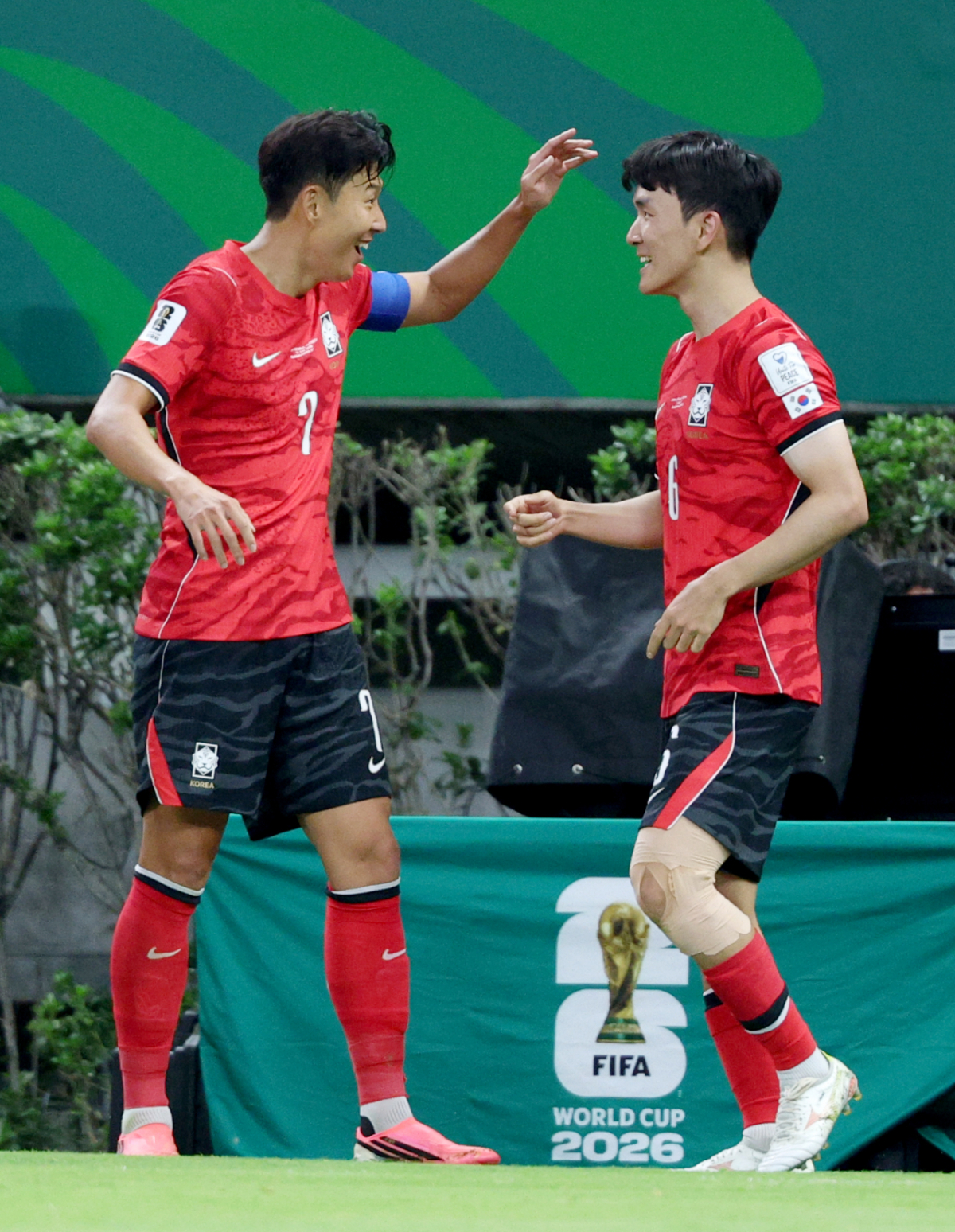 2026 북중미월드컵 A조 예선 대한민국-체코전이 12일(한국 시간) 멕시코 과달라하라 에스타디오 아크론에서 열렸다. 경기 종료 후 손흥민과 황인범이 승리의 기쁨을 나누고 있다. /사진=김진경 대기자