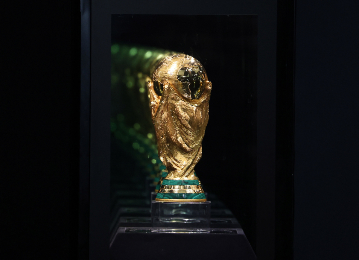 잔니 인판티노 국제축구연맹(FIFA) 회장이 2026 FIFA 북중미 월드컵의 성공을 높이 평가하며 향후 월드컵 참가국을 64개국으로 확대하는 방안도 검토할 수 있다는 뜻을 밝혔다. 사진은 코카-콜라 '오리지널 FIFA 월드컵™ 트로피'가 서울 용산구 CGV 용산아이파크몰에 전시돼 있는 모습. /사진=뉴시스
