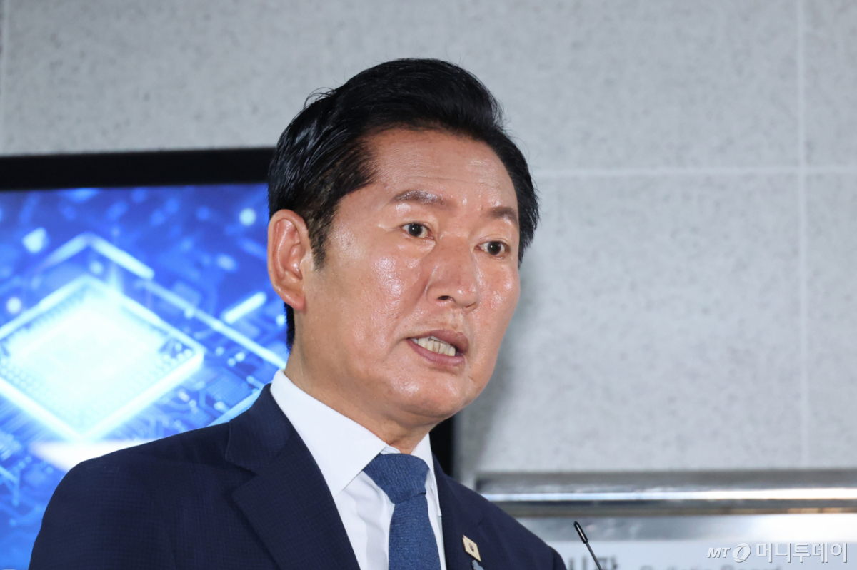 (서울=뉴스1) 신웅수 기자 = 정청래 전 더불어민주당 대표가 8일 서울 여의도 국회 의원회관에서 열린 서남권 반도체 클러스터 성공을 위한 정책토론회를 마친 후 취재진의 질의에 답변하고 있다. 2026.7.8/뉴스1 Copyright © 뉴스1. All rights reserved. 무단 전재 및 재배포, AI학습 이용 금지. /사진=(서울=뉴스1) 신웅수 기자