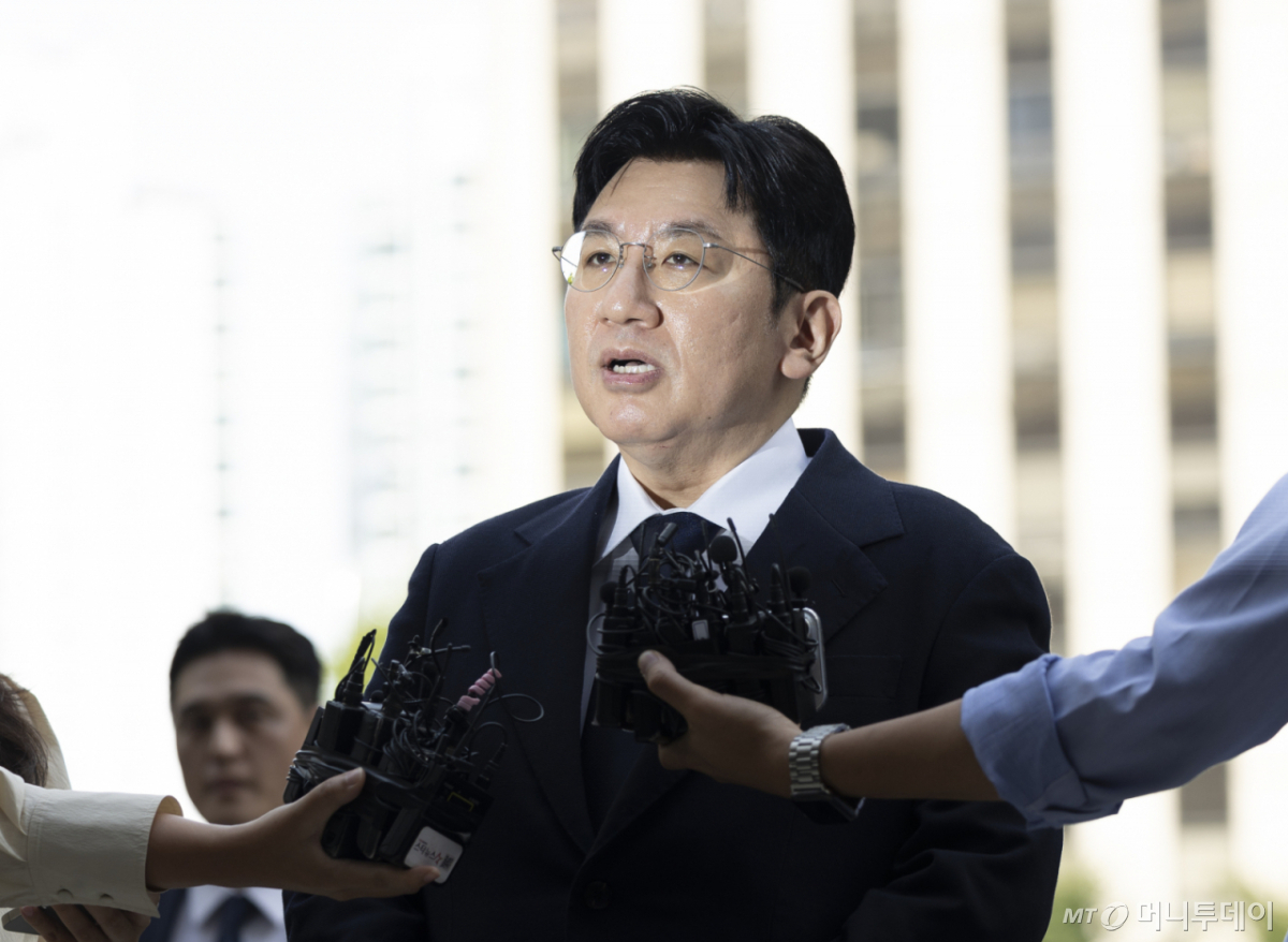 방시혁 하이브 의장이 지난해 9월 15일 오전 서울 마포구 서울경찰청 광역수사단 금융범죄수사대에서 조사를 받기 위해 출석하기 전 취재진 질문에 답하고 있다. 방 의장은 하이브 상장 전인 2019년 기존 하이브 투자자들에게 기업공개(IPO) 계획이 없다고 한 뒤 자신과 관계있는 사모펀드가 설립한 특수목적법인(SPC)에 지분을 팔도록 한 혐의를 받는다. /사진=뉴시스