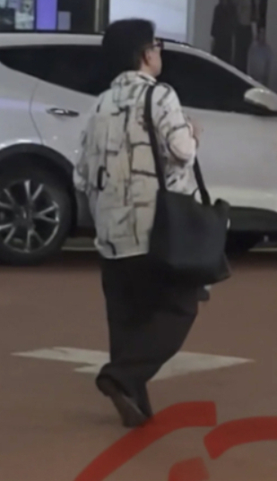 방시혁 하이브 의장이 한 여성과 서울 성동구 성수동 거리를 걷는 모습이 포착됐다. 사진 속 방 의장은 한 여성과 나란히 거리를 걷고 있다. 긴 생머리를 늘어뜨린 여성은 리본 장식의 백리스 톱(등 부분이 노출되는 디자인)에 흰색 하의를 매치한 캐주얼 차림으로, 명품 브랜드 쇼핑백을 들고 있다. /사진=샤오홍슈
