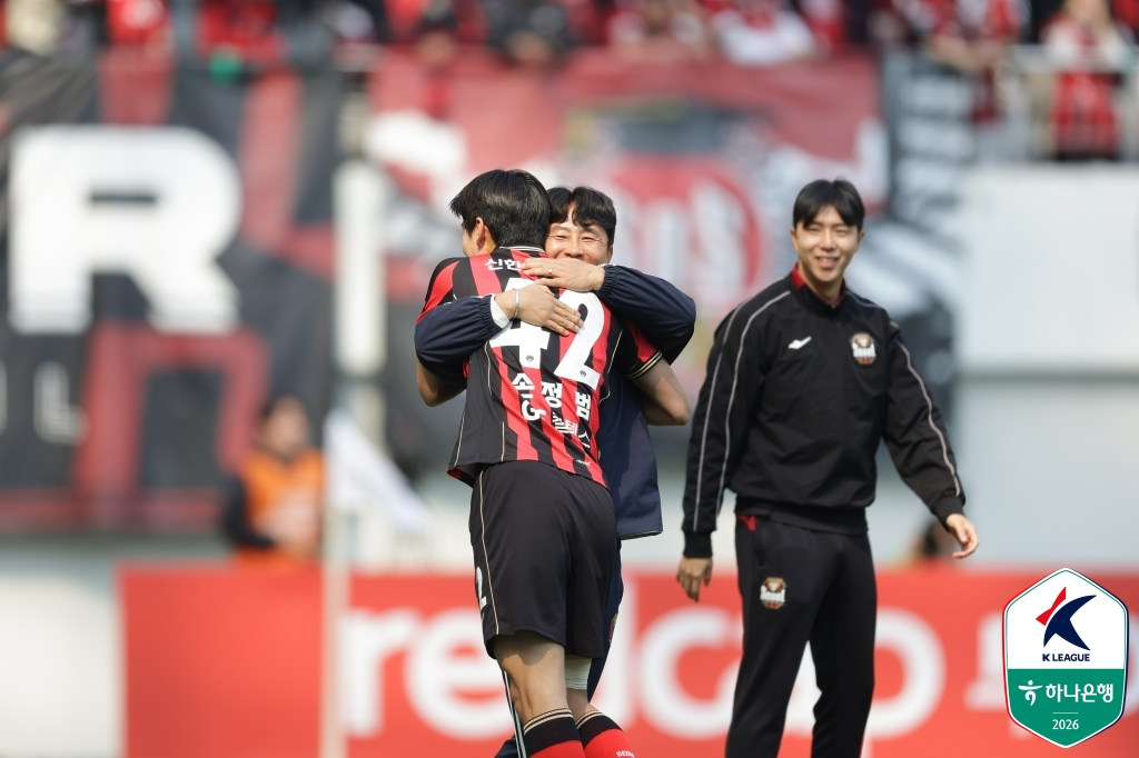 손정범이 김기동 FC서울 감독과 포옹하고 있다. /사진=한국프로축구연맹 제공