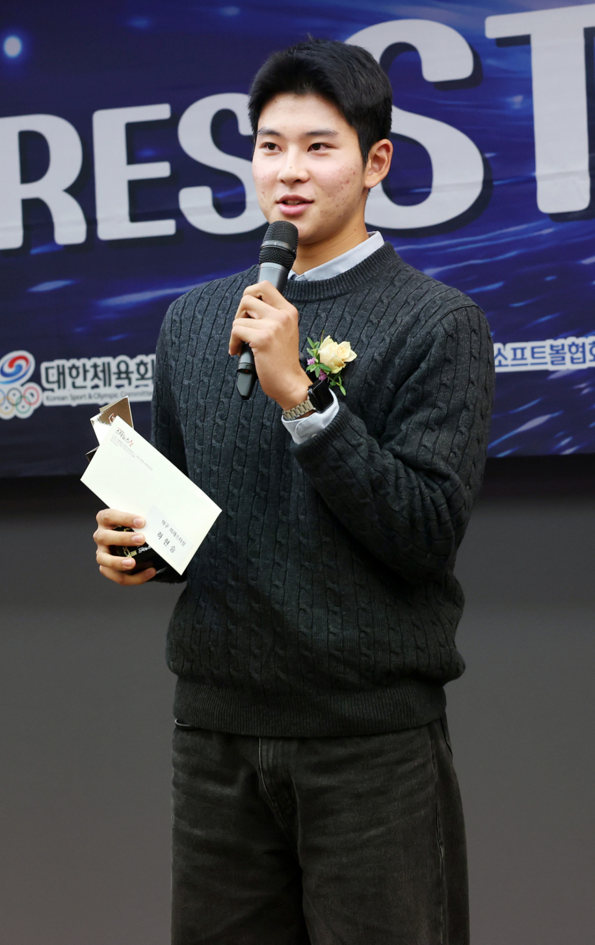 야구 부문 미래스타상 수상자 하현승(부산고2)이 24일 서울 중구 프레스센터에서 진행된 '2025 퓨처스 스타대상' 시상식에 참석해 수상한 뒤 수상소감을 전하고 있다. /2025.11.24 /사진=김휘선