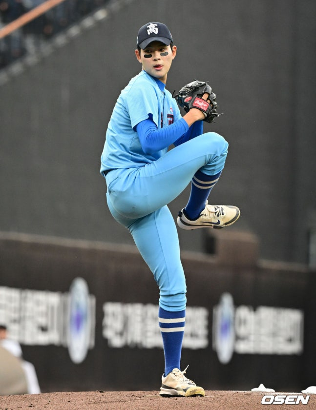 투구하는 좌완 하현승.