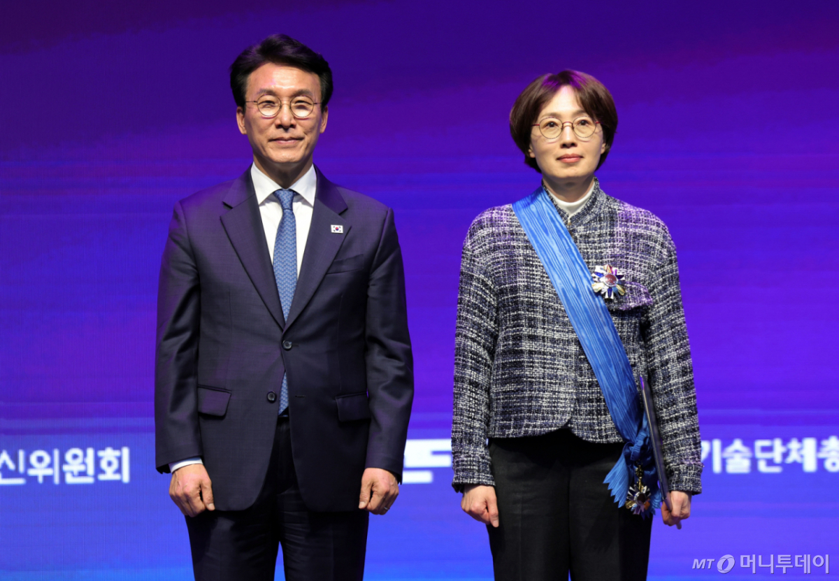 김빛내리 서울대 생명과학부 교수가 사진은 지난 4월 열린 2026 과학·정보의 날 기념식에서 과학기술훈장 창조장을 수상하고 김민석 전 국무총리와 기념촬영하는 김 교수의 모습/ 사진=뉴시스