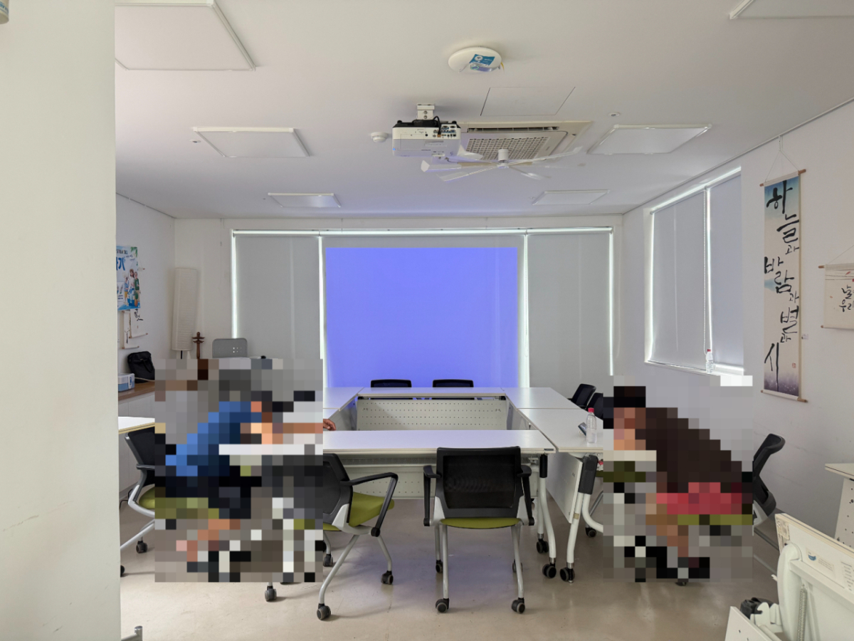 13일 오전 서울시 종로구 돈의동쪽방상담소 4층에 마련된 무더위 쉼터에서 주민 두명이 더위를 피하고 있다./사진=민수정 기자.