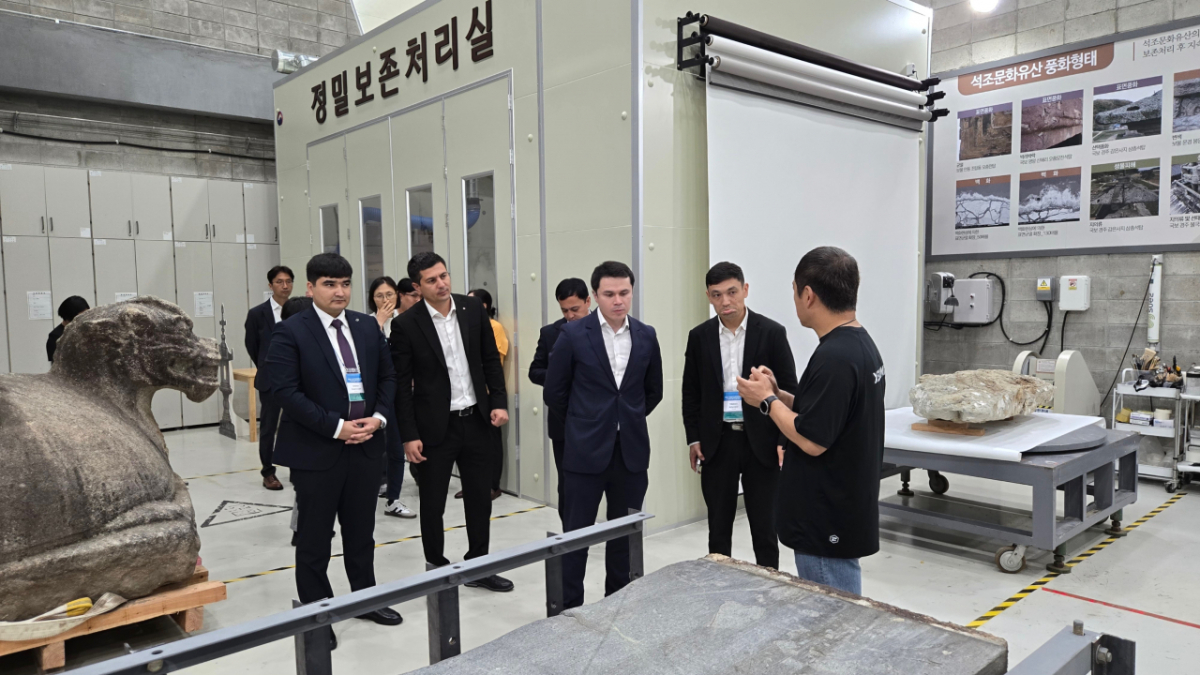 국립문화유산연구원 문화유산 보존과학 연구 현장을 방문한 우즈베키스탄 연수단 모습. / 사진제공 = 국가유산청